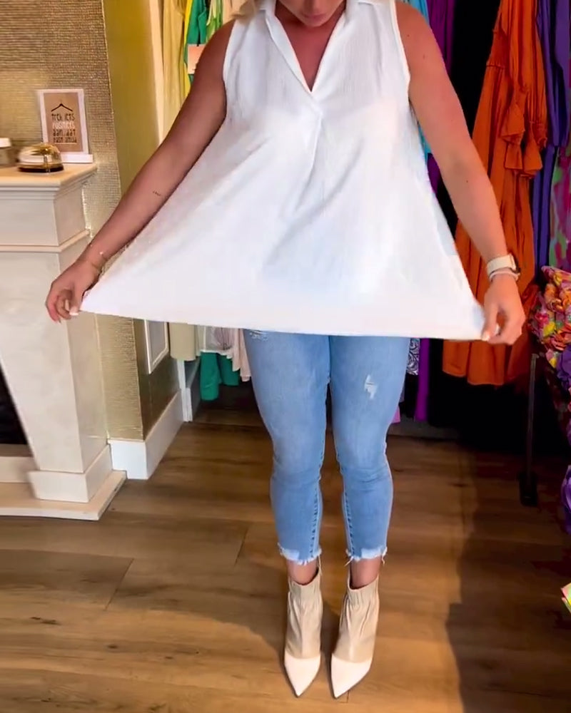 Adriana - Mouwloze top met ruches en revers