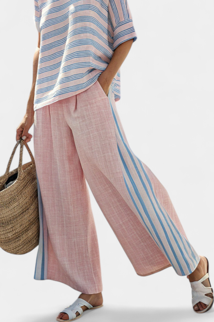 Mediterrane Daisy-set in bamboelinnen in zacht pastelroze met elegante lichtblauwe strepen