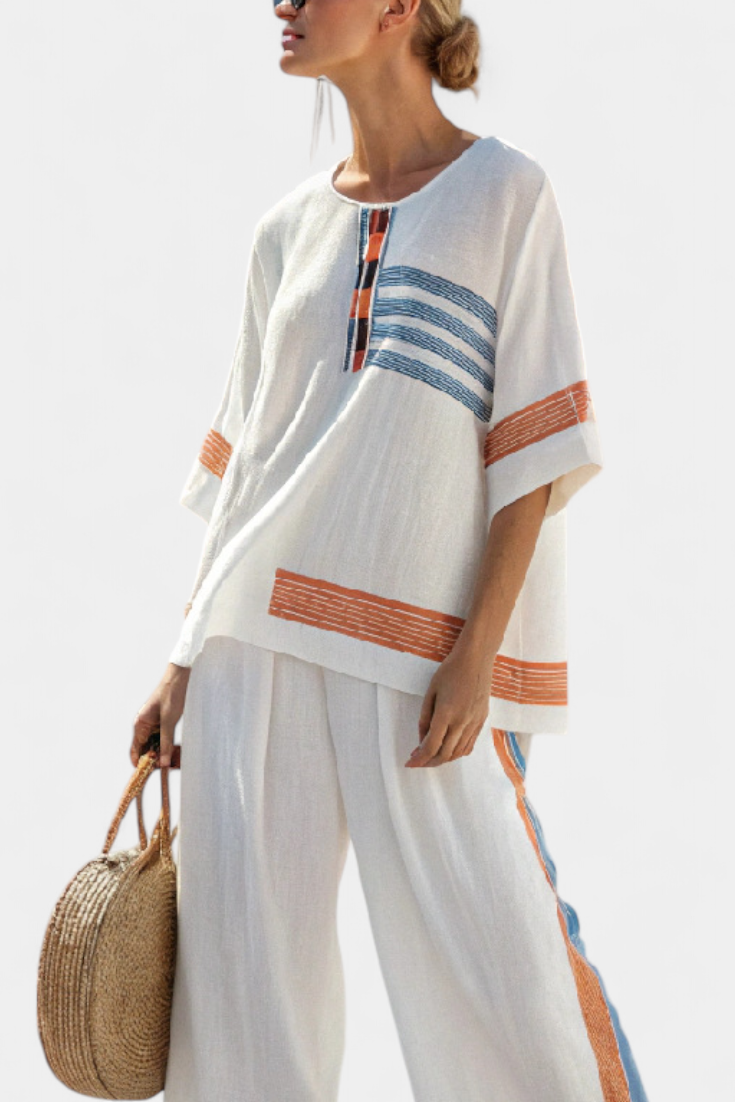 Etnische Daisy-set in wit met gestreepte details in blauw en oranje – unieke en levendige stijl